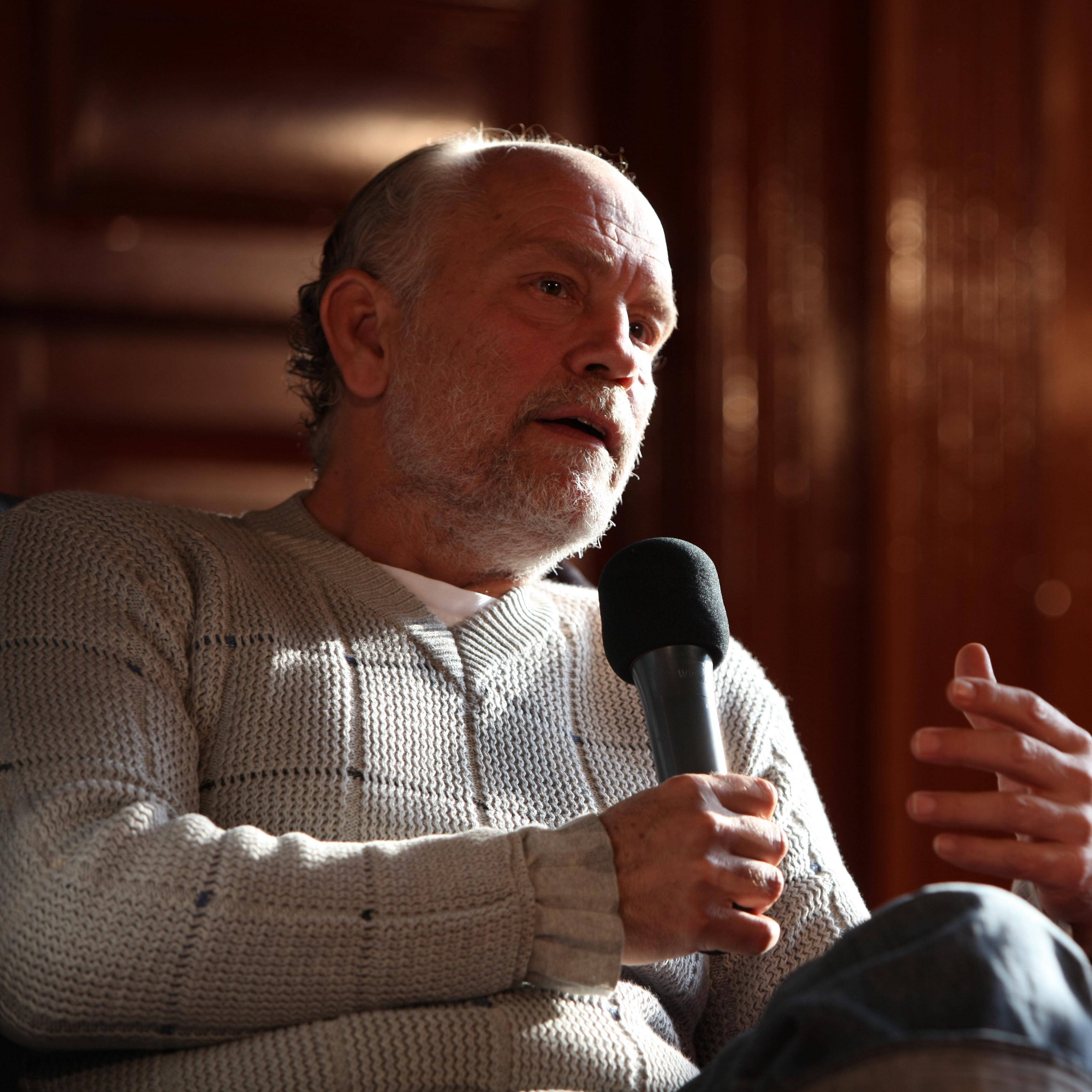 John Malkovich, white beard, microphone, 2K Desktop Wallpaper