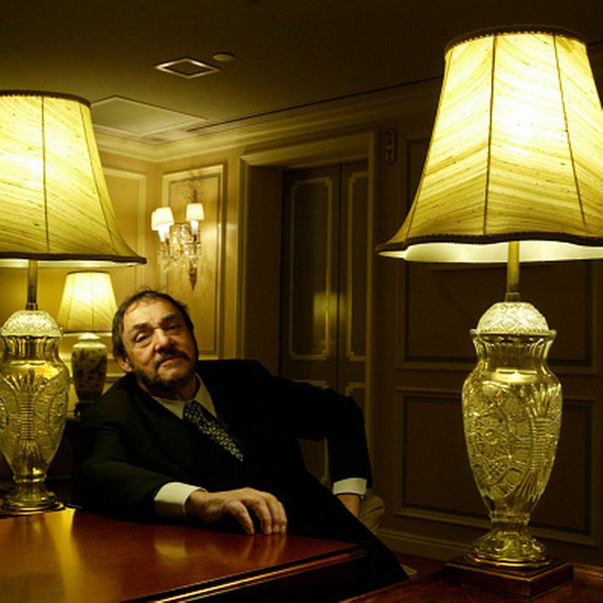 John Rhys Davies, suit, polished desk, SD Desktop Wallpaper