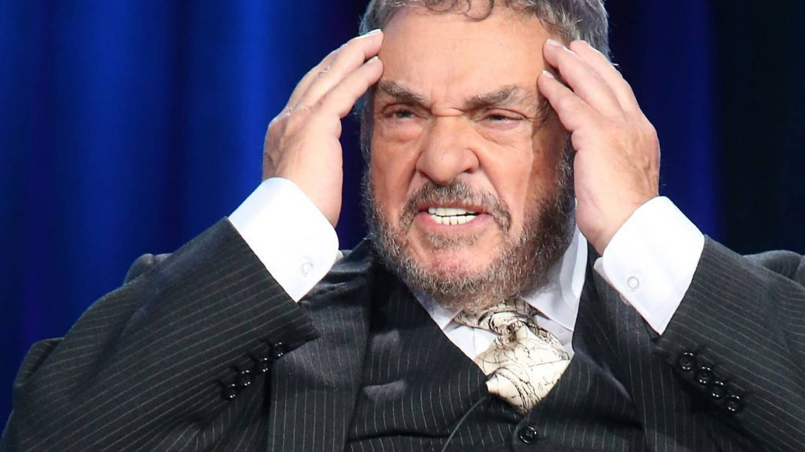 John Rhys Davies, pinstripe suit, blue curtain backdrop, HD Desktop Wallpaper