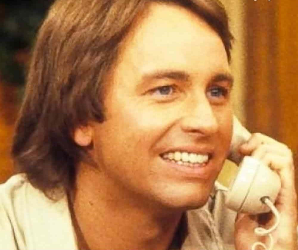 John Ritter, vintage white telephone, long brown hair, SD Desktop Wallpaper