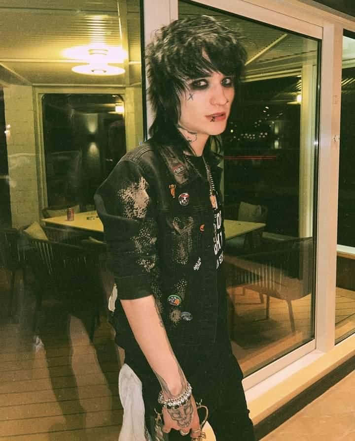 Johnnie Guilbert, emo inspired style, dark makeup, SD Phone Wallpaper