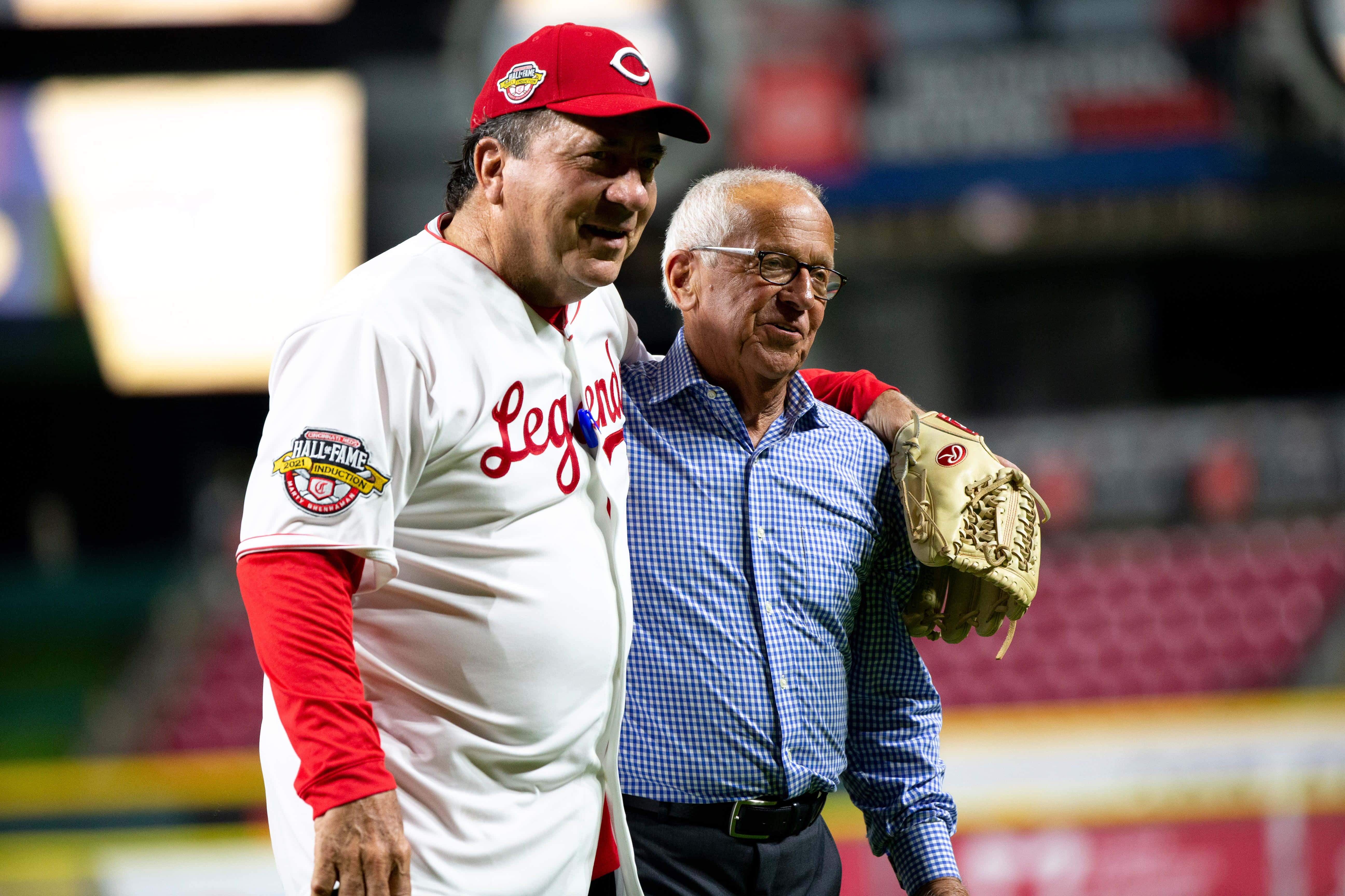 Johnny Bench, white 'Legend' jersey, red cap, 5K Desktop Wallpaper