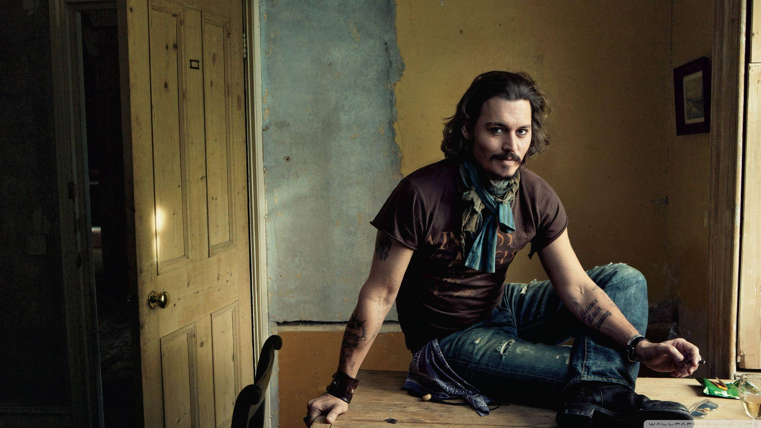Johnny Depp, brown shirt, wooden floor, 2K Desktop Wallpaper