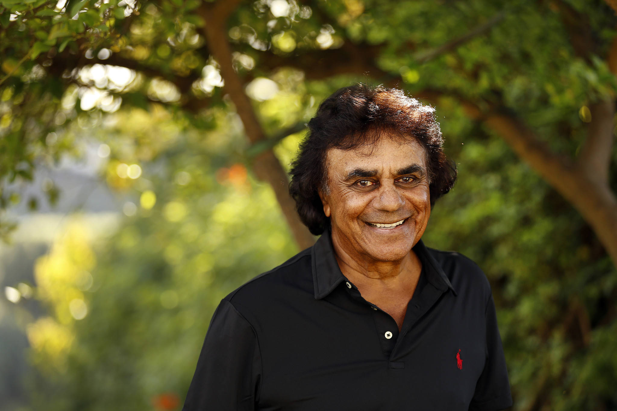 Johnny Mathis, sunlit garden, lush green foliage, Full HD Desktop Wallpaper