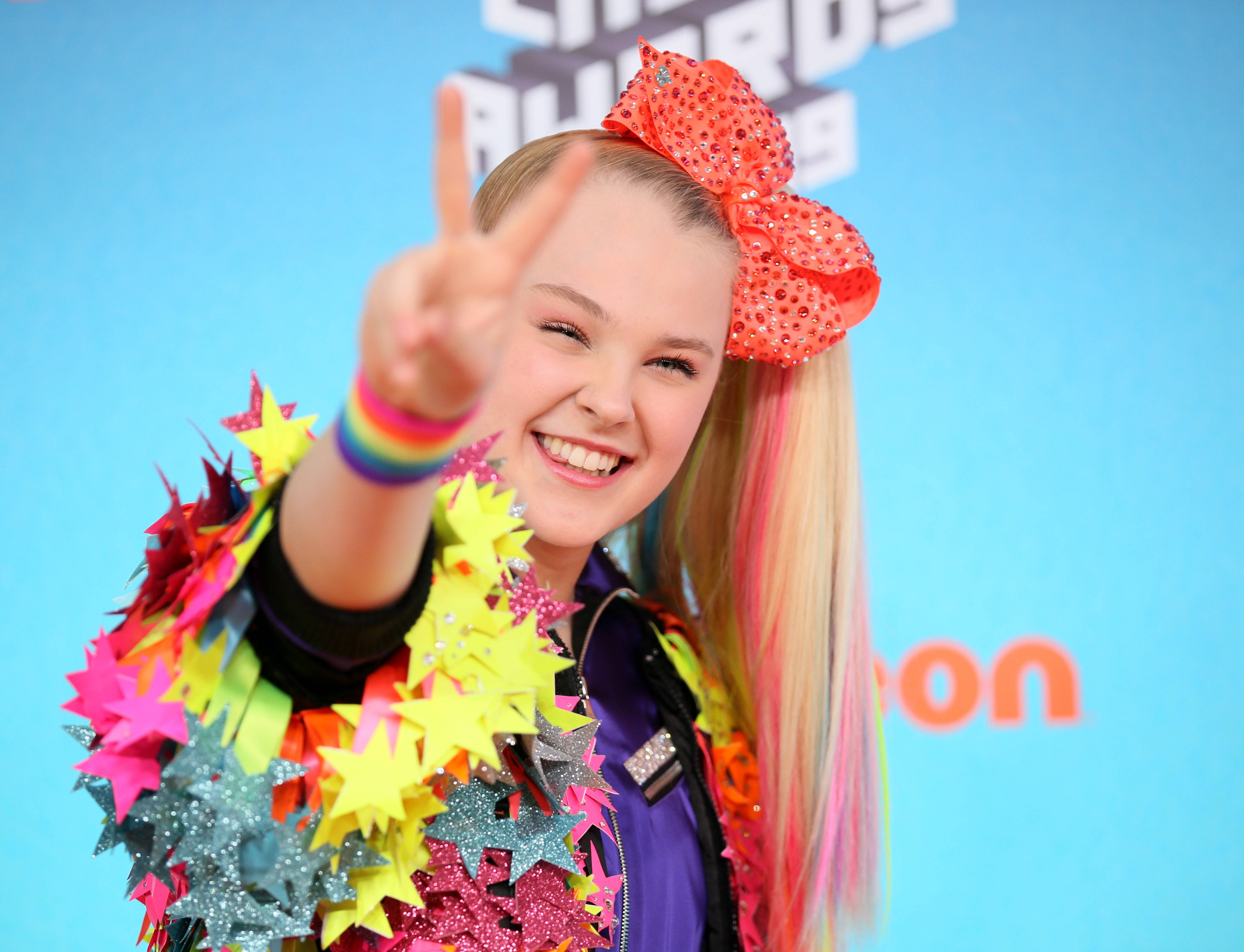 Jojo Siwa, glittery red bow, peace sign, 4K Desktop Wallpaper