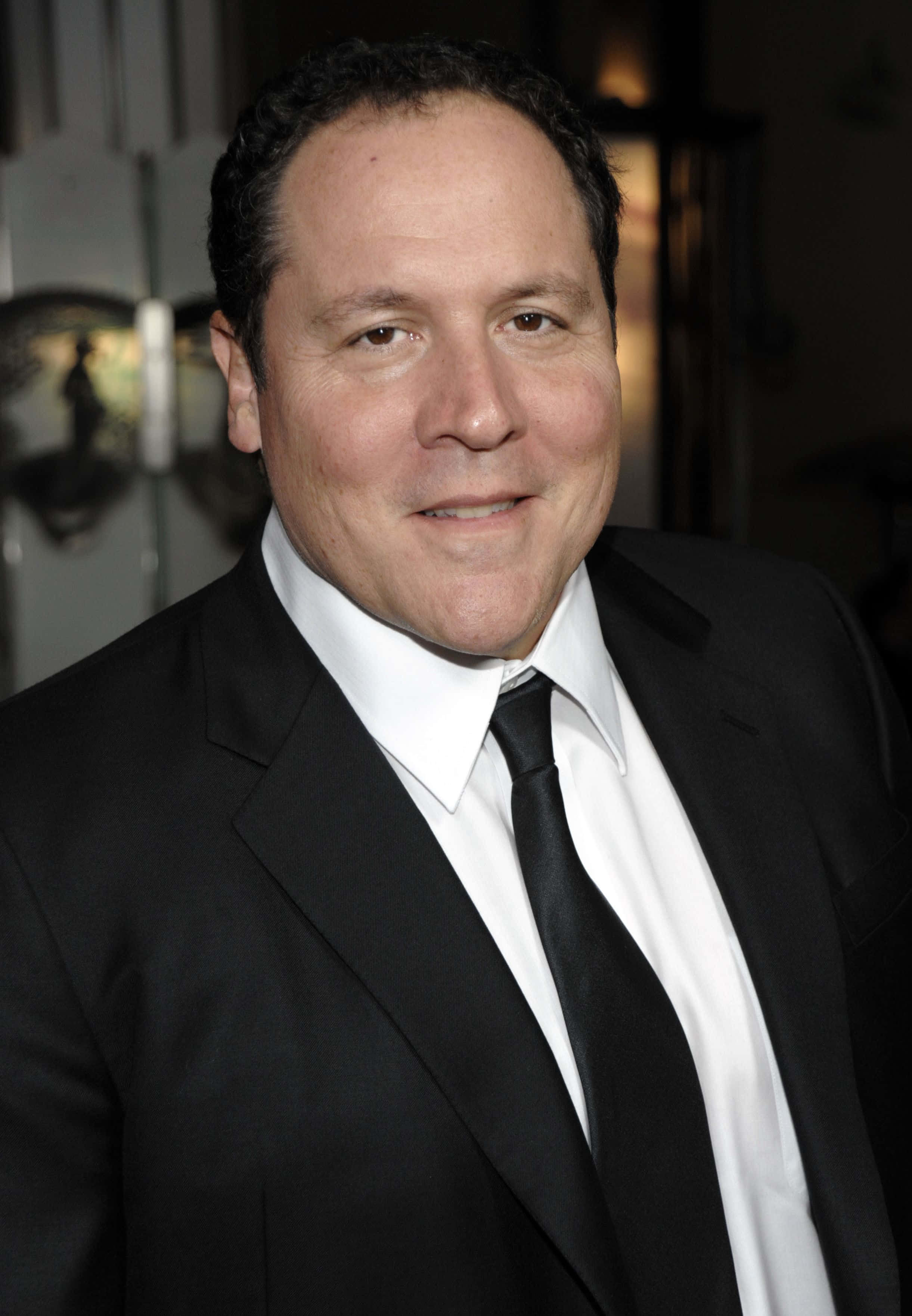 Jon Favreau, black suit, white shirt, 2K Phone Wallpaper