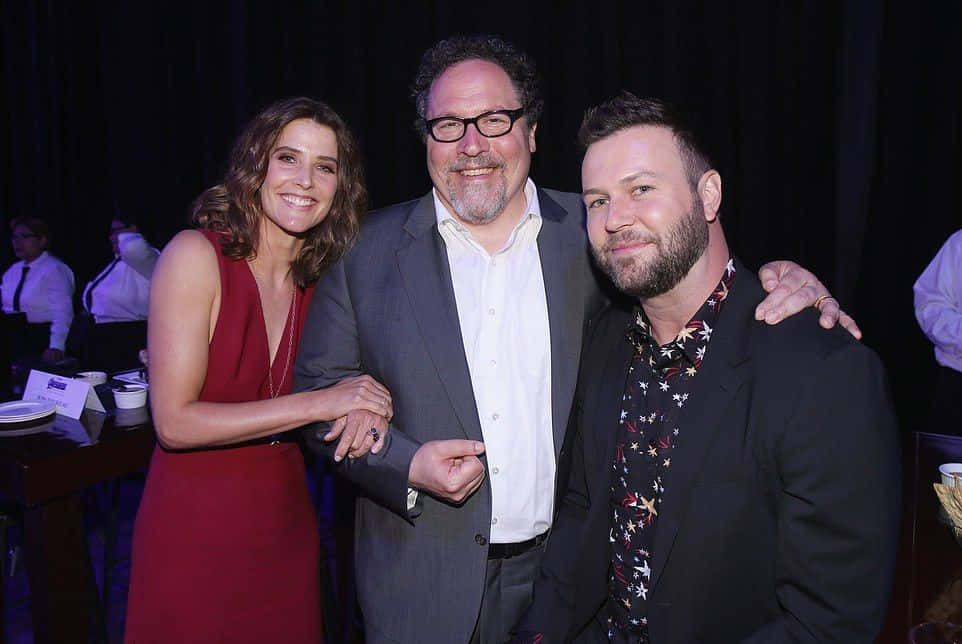 Jon Favreau, dimly lit indoor event, dark curtains, SD Desktop Wallpaper