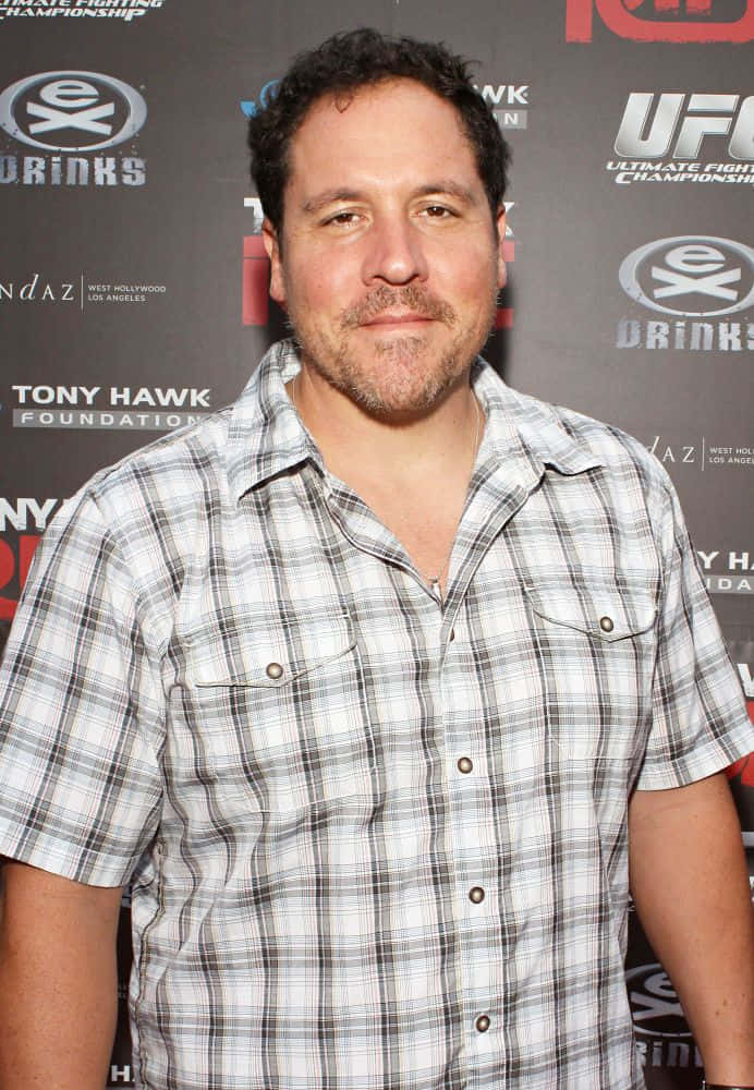 Jon Favreau, UFC event backdrop, plaid shirt, SD Phone Wallpaper