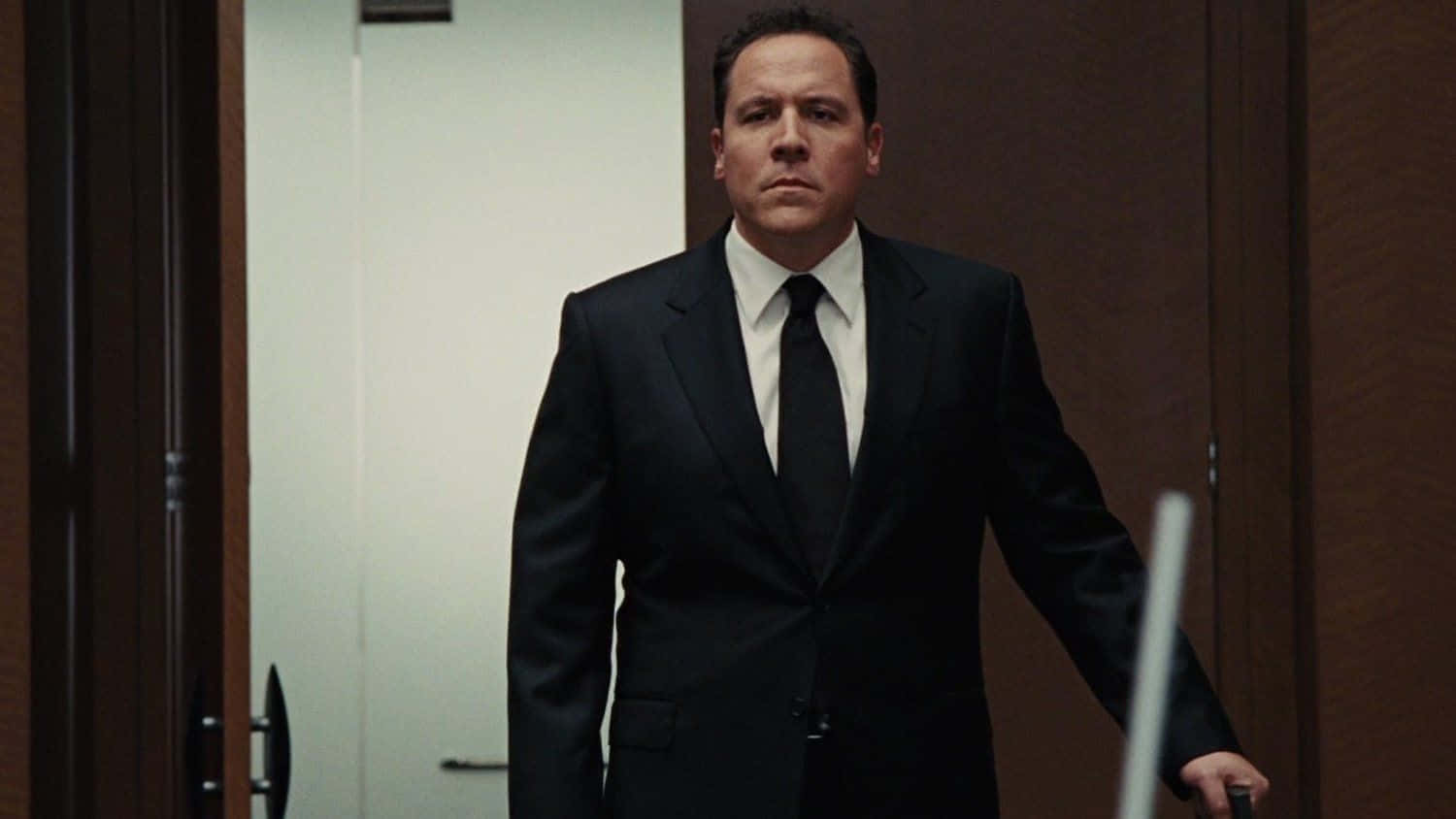 Jon Favreau, black suit, dimly lit hallway, HD Desktop Wallpaper