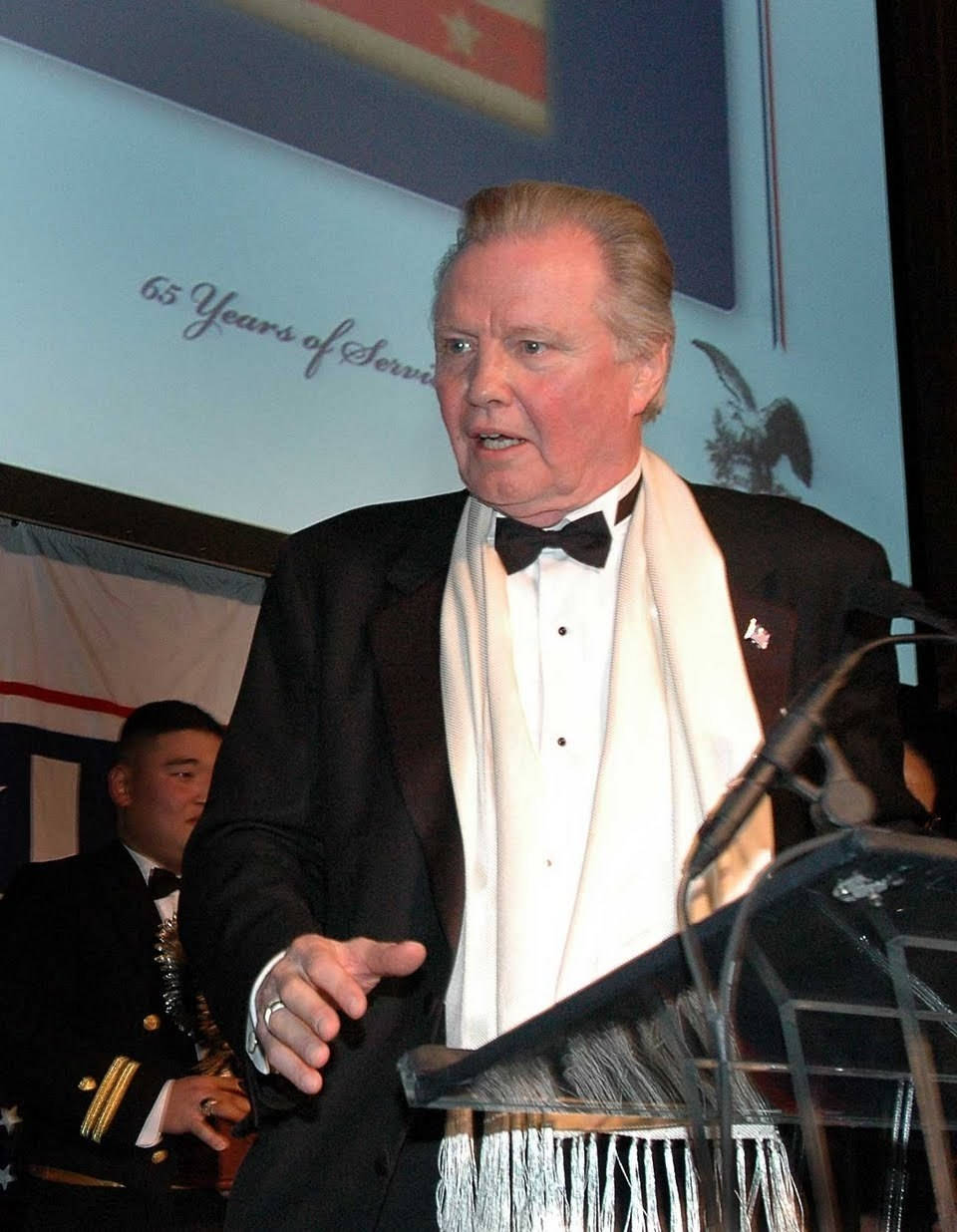 Jon Voight, podium, tuxedo, SD Phone Wallpaper