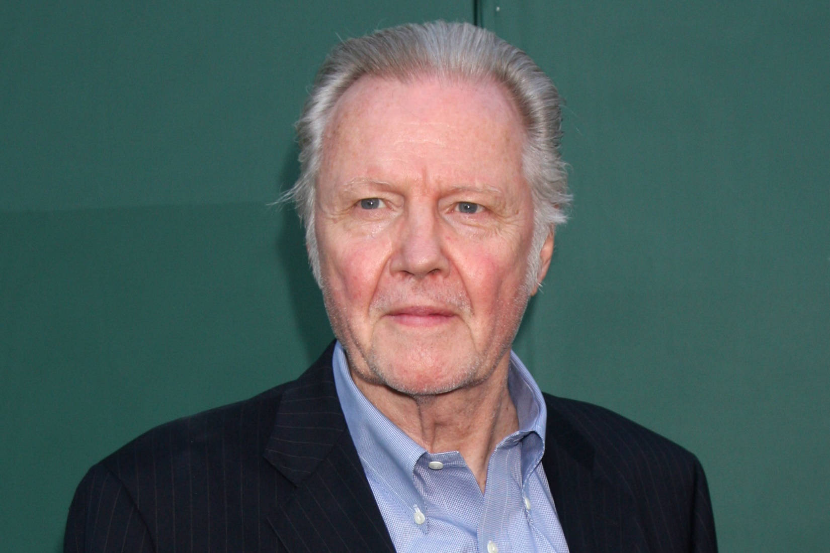 Jon Voight, white hair, dark pinstripe suit, HD Desktop Wallpaper