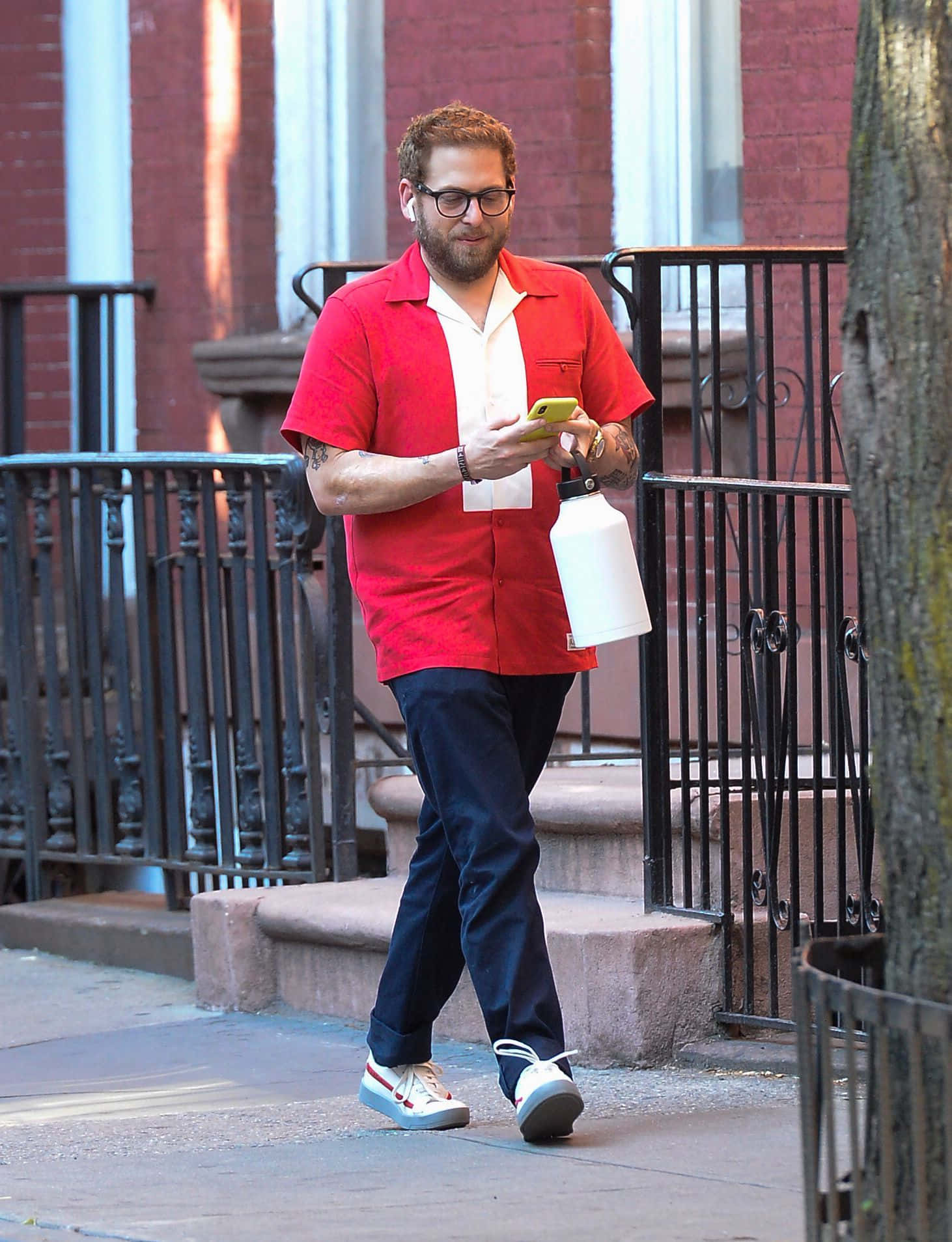 Jonah Hill, red shirt, city sidewalk, HD Phone Wallpaper