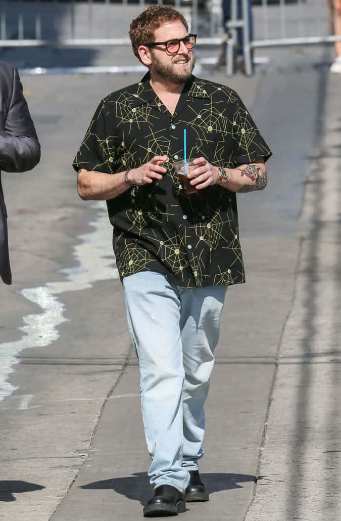 Jonah Hill, black geometric-patterned shirt, light blue jeans, SD Phone Wallpaper