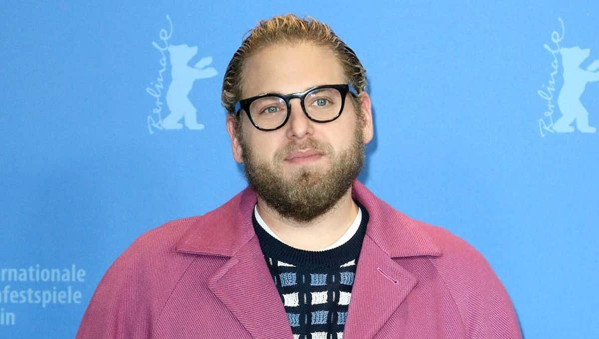 Jonah Hill, pink coat, blue Berlinale backdrop, SD Desktop Wallpaper