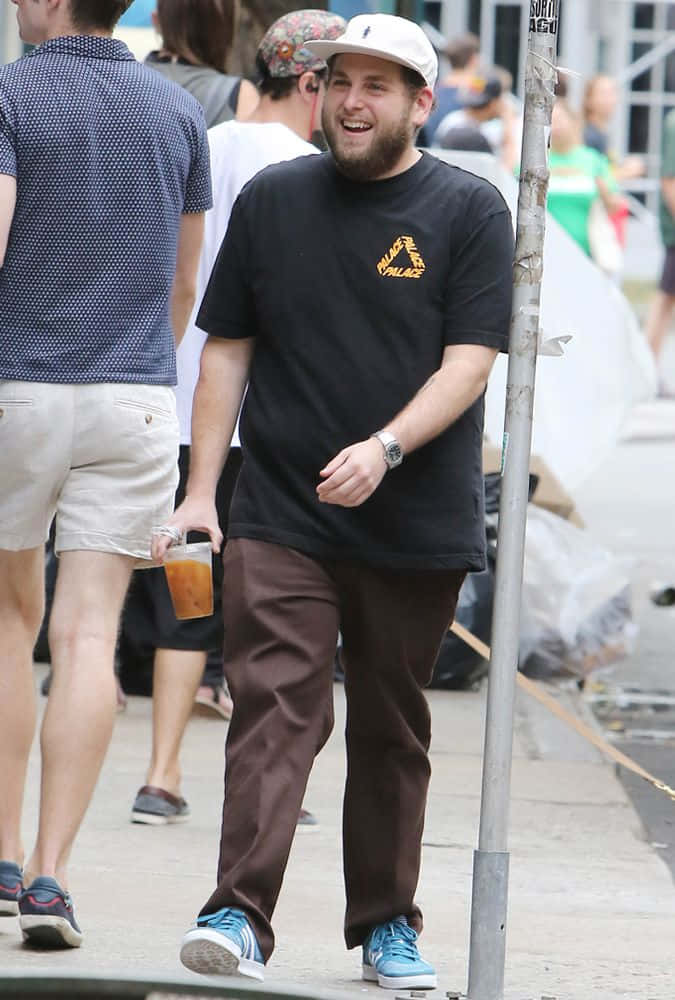 Jonah Hill, black t-shirt, blue sneakers, SD Phone Wallpaper
