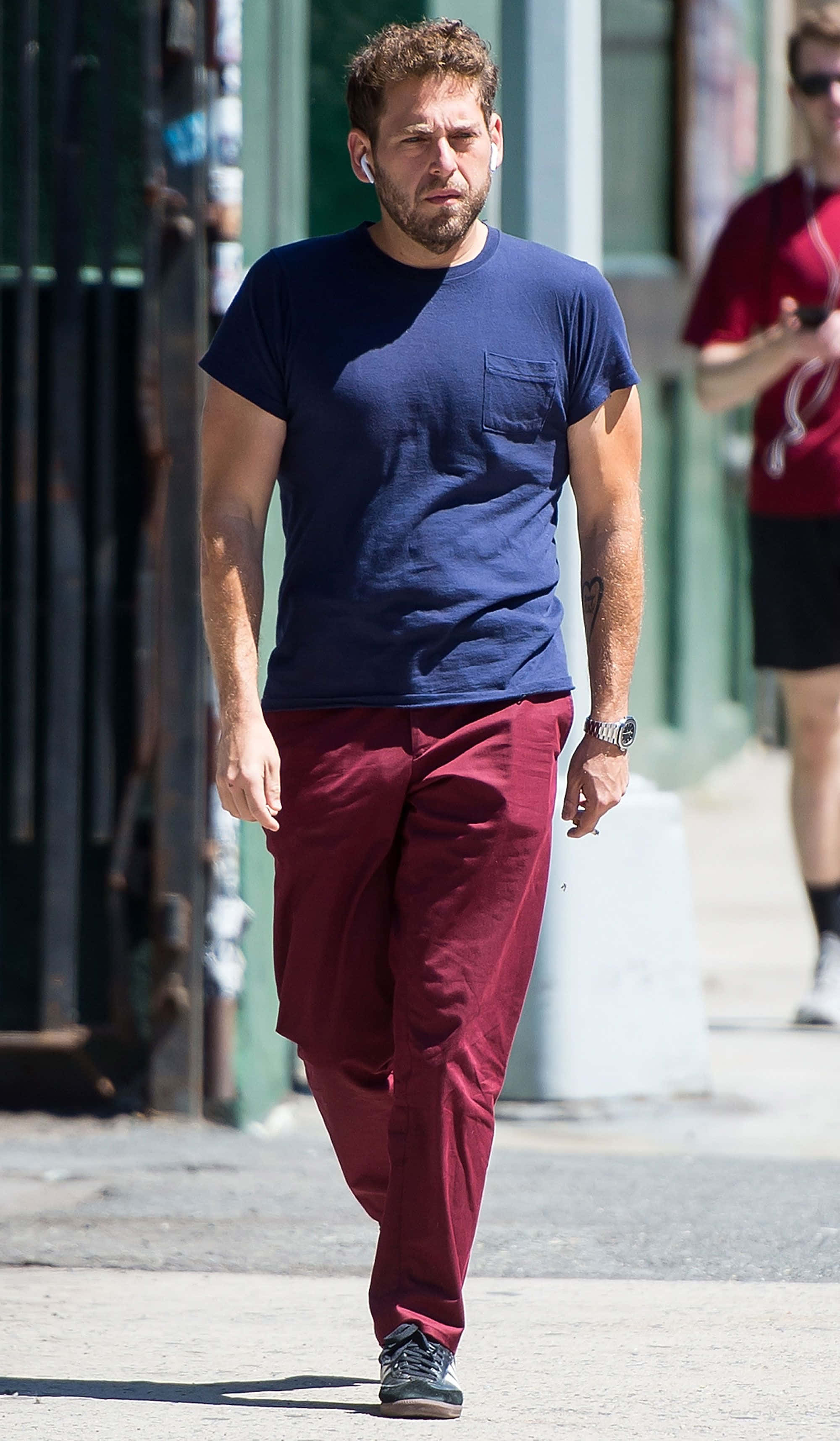 Jonah Hill, navy tshirt, maroon pants, 2K Phone Wallpaper