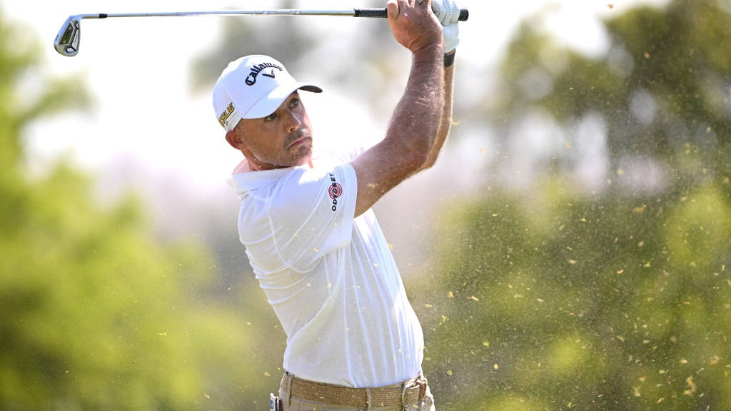 Jonathan Byrd, golf strike pose, white, SD Desktop Wallpaper