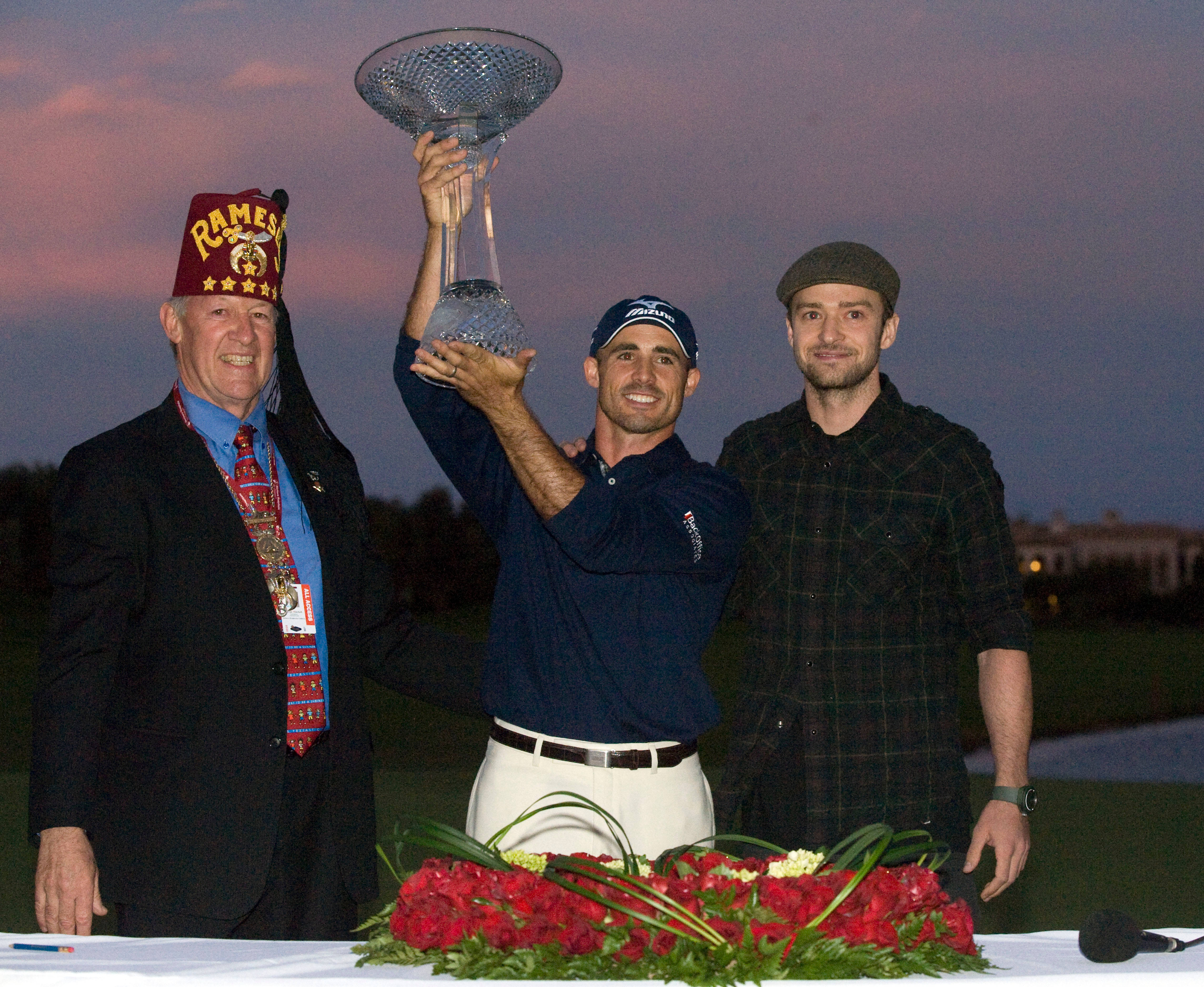 Jonathan Byrd, glass trophy, twilight golf course, 4K Desktop Wallpaper