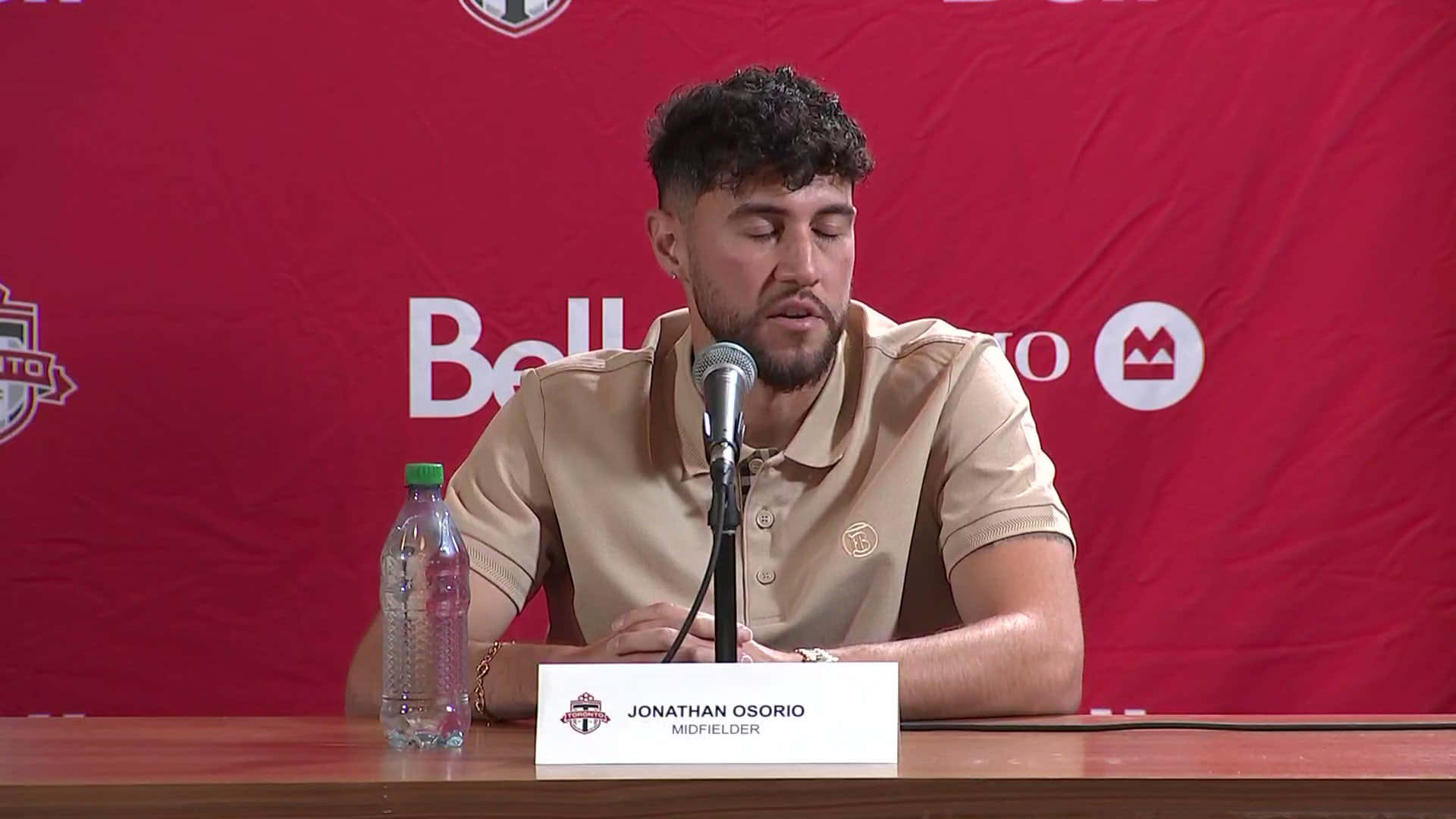 Jonathan Osorio, wooden table, microphone, Full HD Desktop Wallpaper