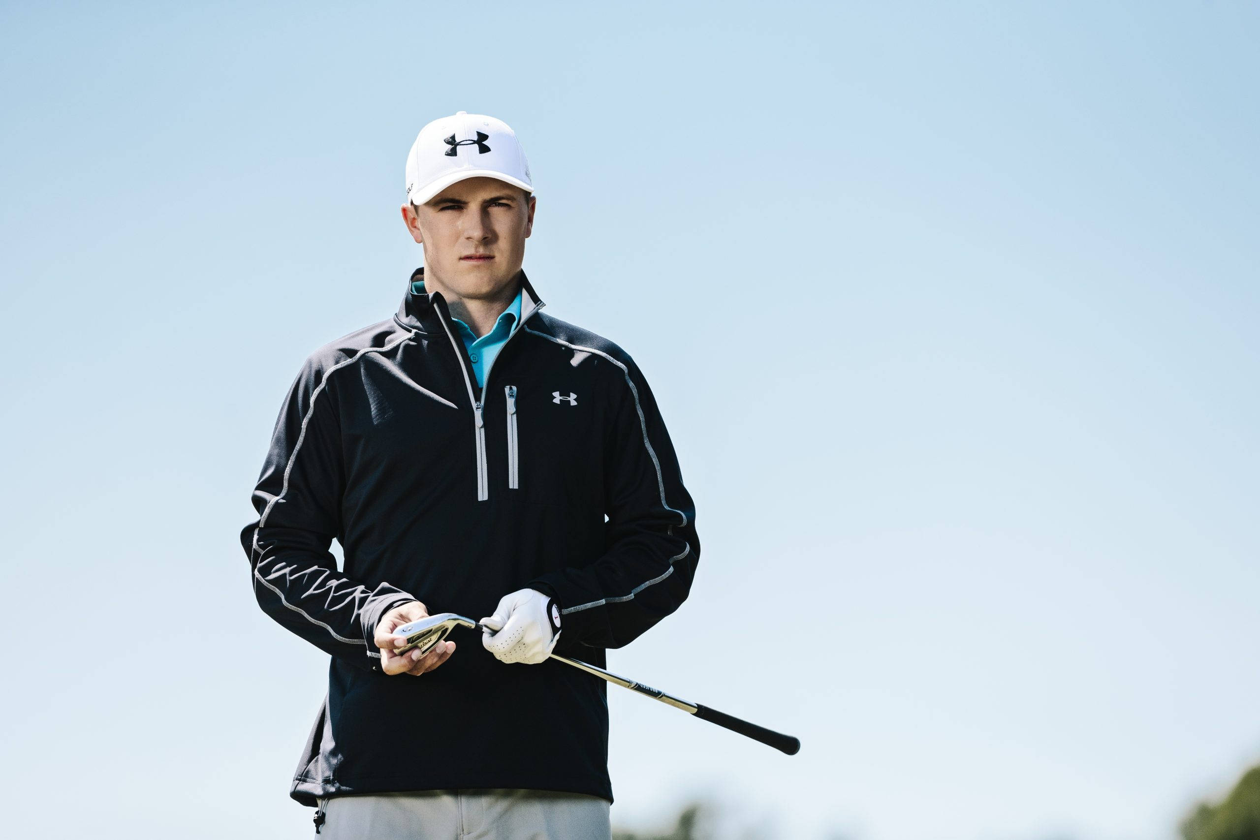 Jordan Spieth, black Under Armour jacket, white cap, 2K Desktop Wallpaper