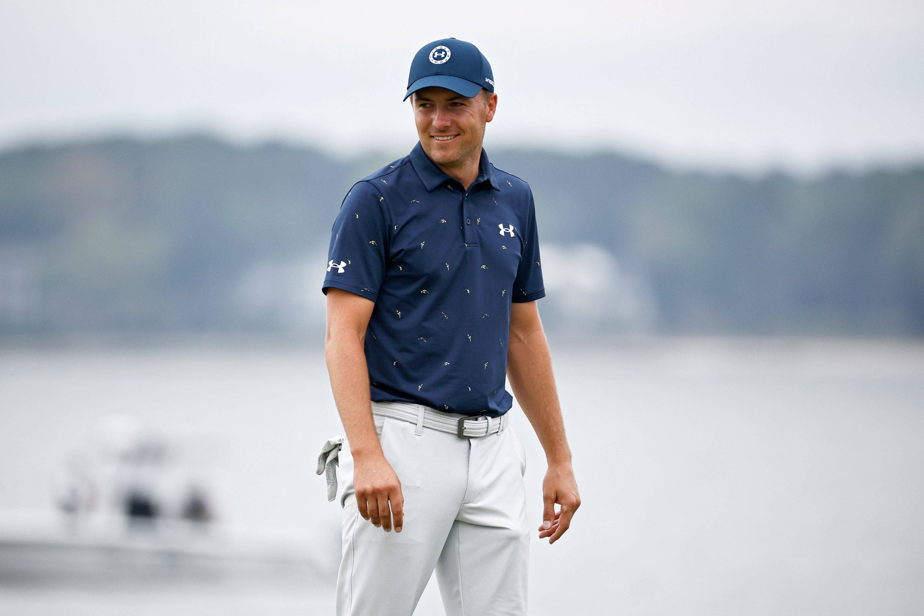 Jordan Spieth, navy polo, white pants, 2K Desktop Wallpaper