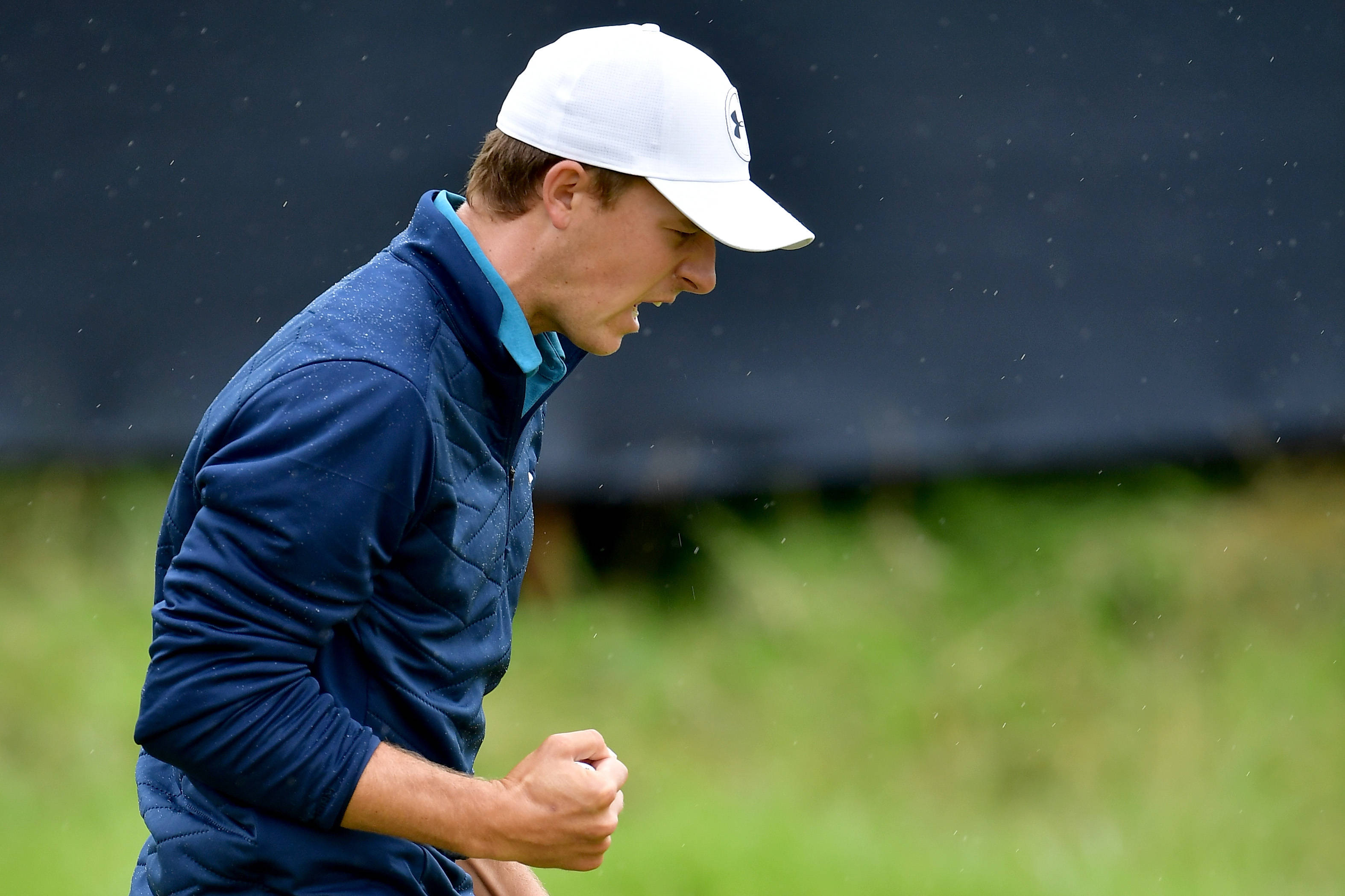 Jordan Spieth, blue jacket, white cap, 2K Desktop Wallpaper