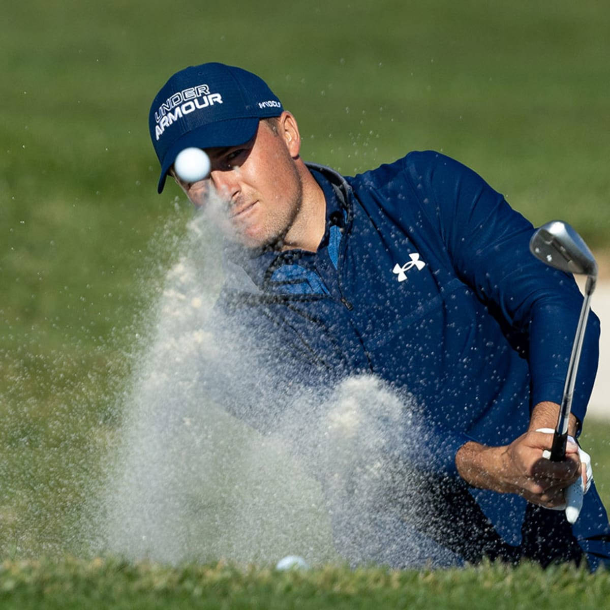 Jordan Spieth, blue Under Armour gear, sand bunker, SD Desktop Wallpaper