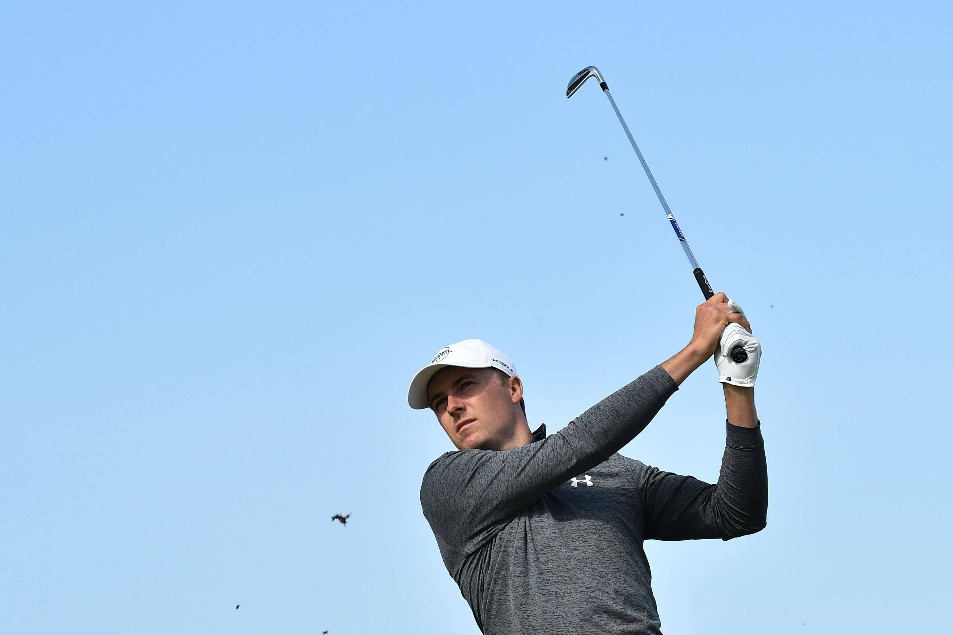 Jordan Spieth, grey shirt, white cap, 2K Desktop Wallpaper