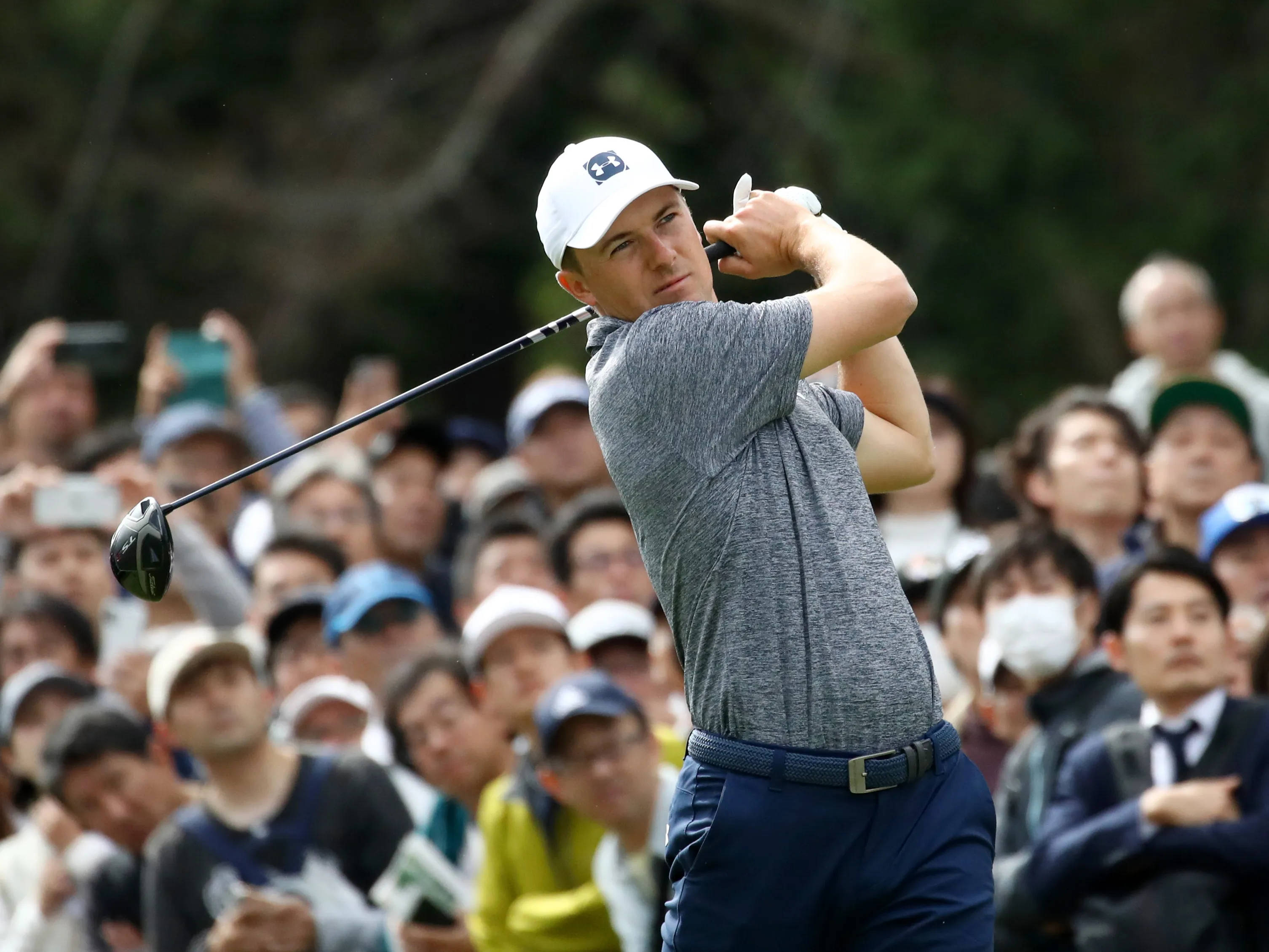Jordan Spieth, golf swing, lush green course, 2K Desktop Wallpaper