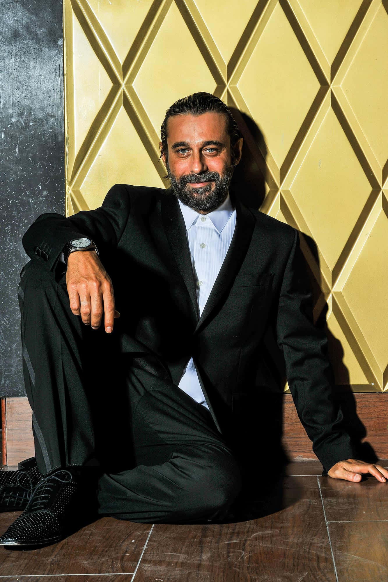 Jordi Mollà, black suit, gold diamond-patterned wall, Full HD Phone Wallpaper