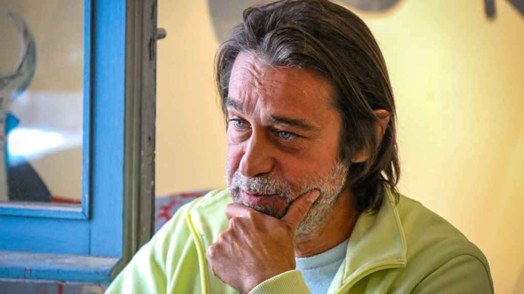 Jordi Mollà, blue-framed window, middle-aged man, SD Desktop Wallpaper