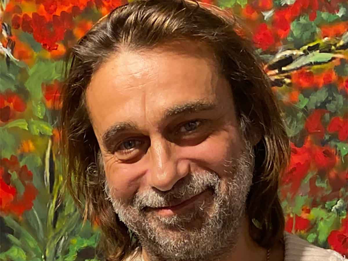 Jordi Mollà, red carpet, vibrant red and green floral painting, SD Desktop Wallpaper