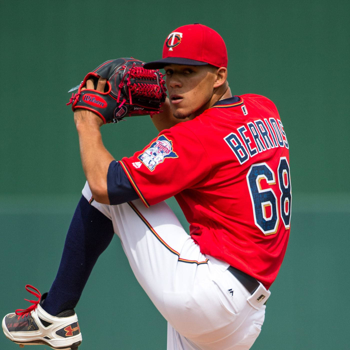 Jose Berrios, red uniform, mid-throw, HD Desktop Wallpaper