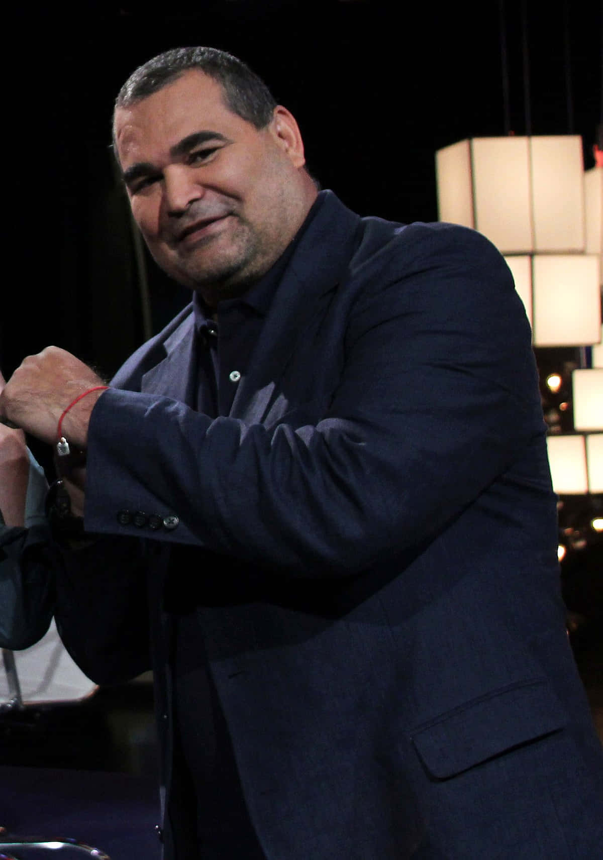 Jose Luis Chilavert, television interview, dark suit, HD Phone Wallpaper