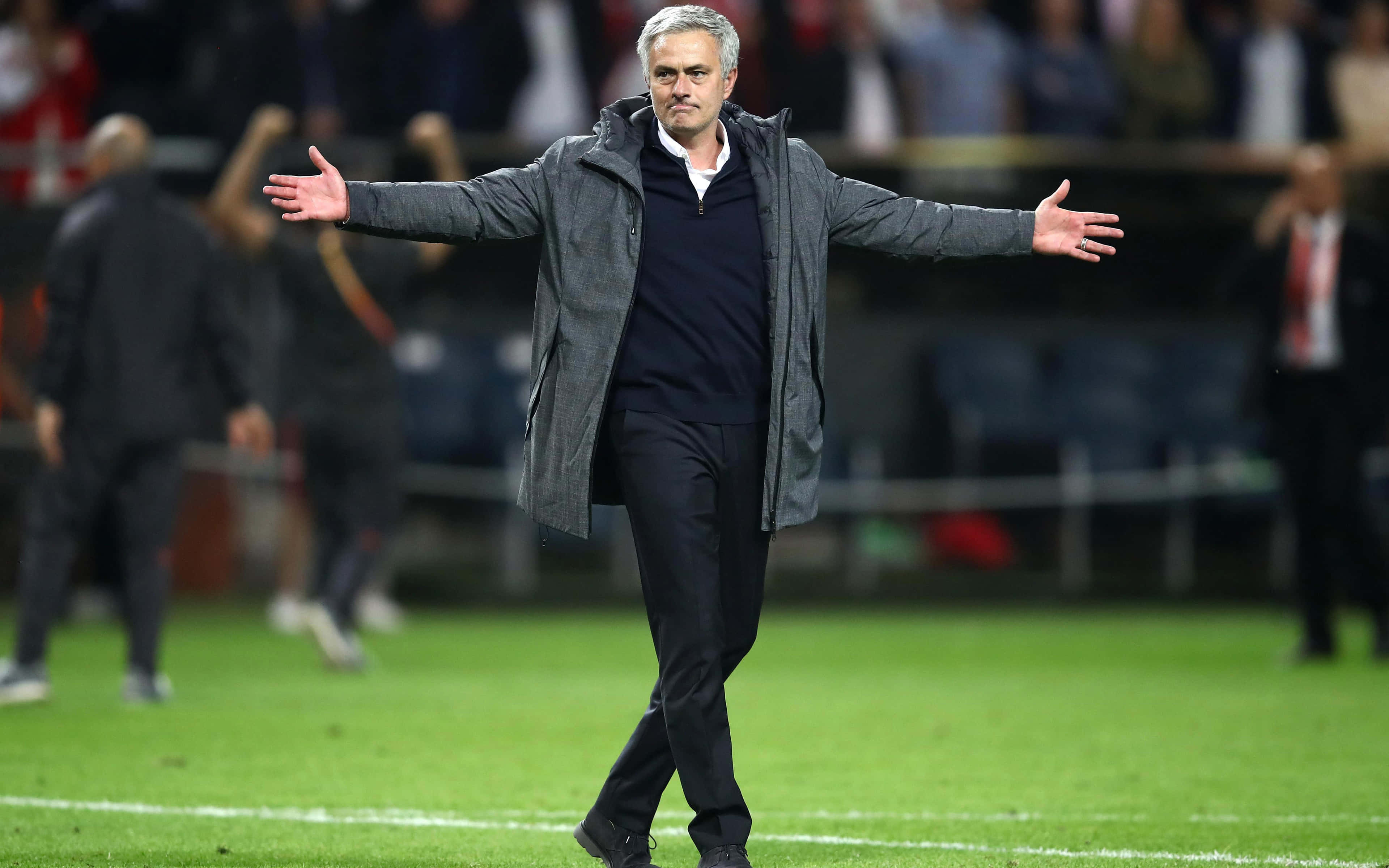 Jose Moutinho, grey coat, green pitch, 4K Desktop Wallpaper