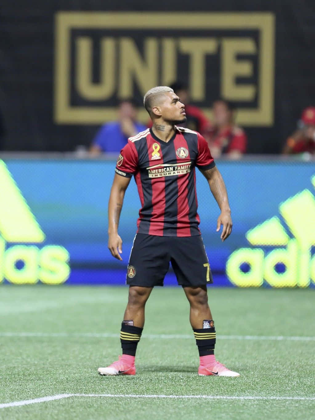 Josef Martinez, Venezuelan professional footballer, red and black striped jersey, HD Phone Wallpaper