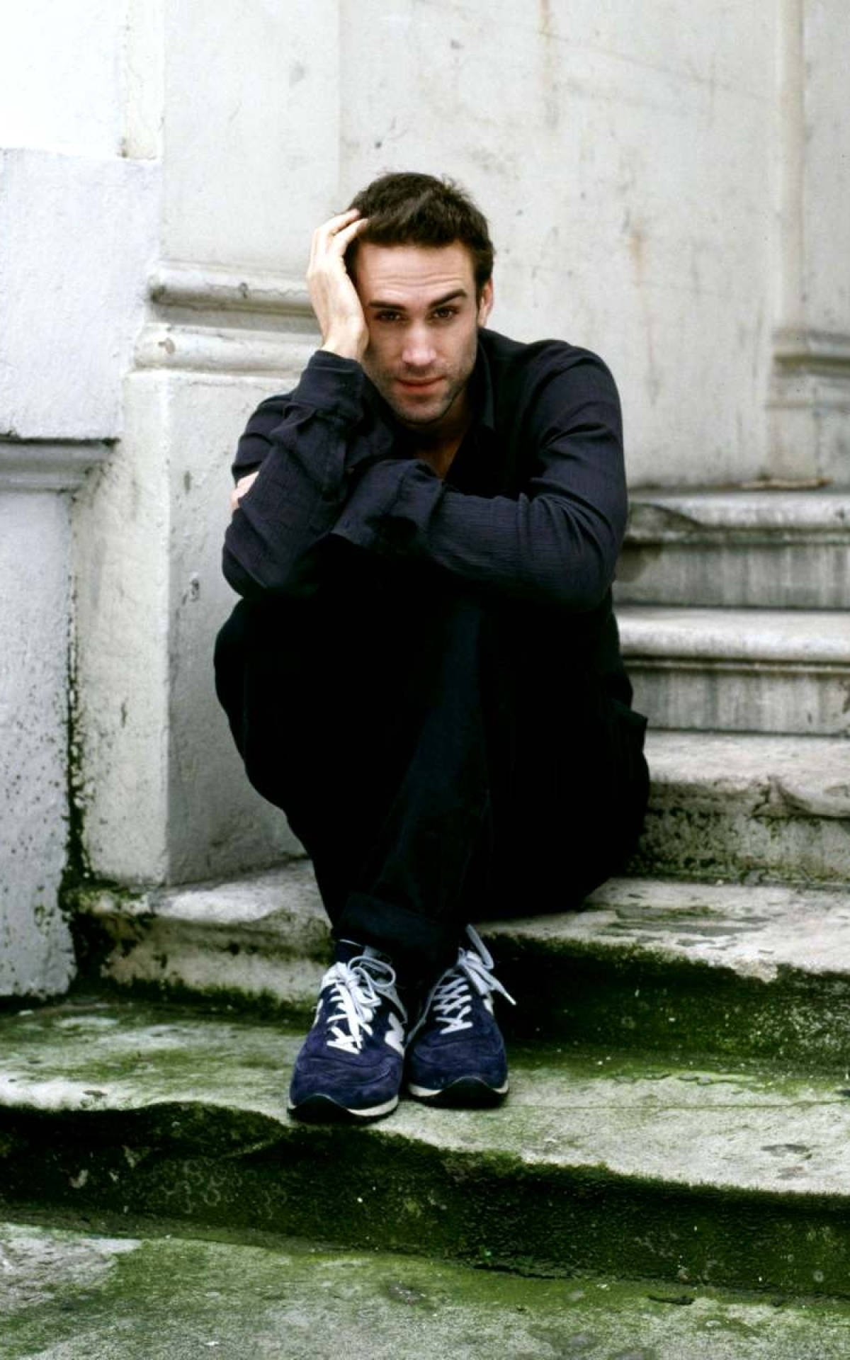 Joseph Fiennes, sneakers, mossy stone steps, Full HD Phone Wallpaper