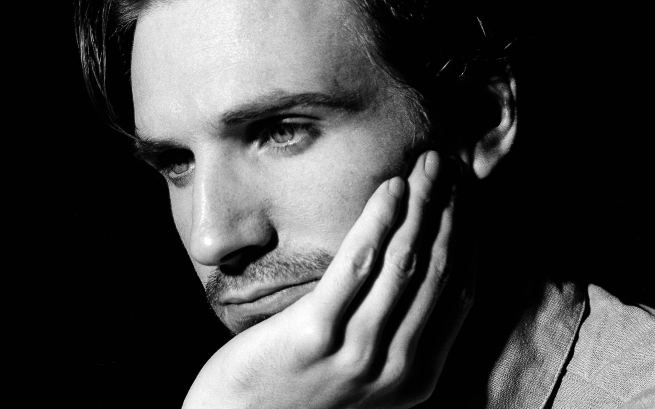 Joseph Fiennes, black and white portrait, gazing thoughtfully, Full HD Desktop Wallpaper