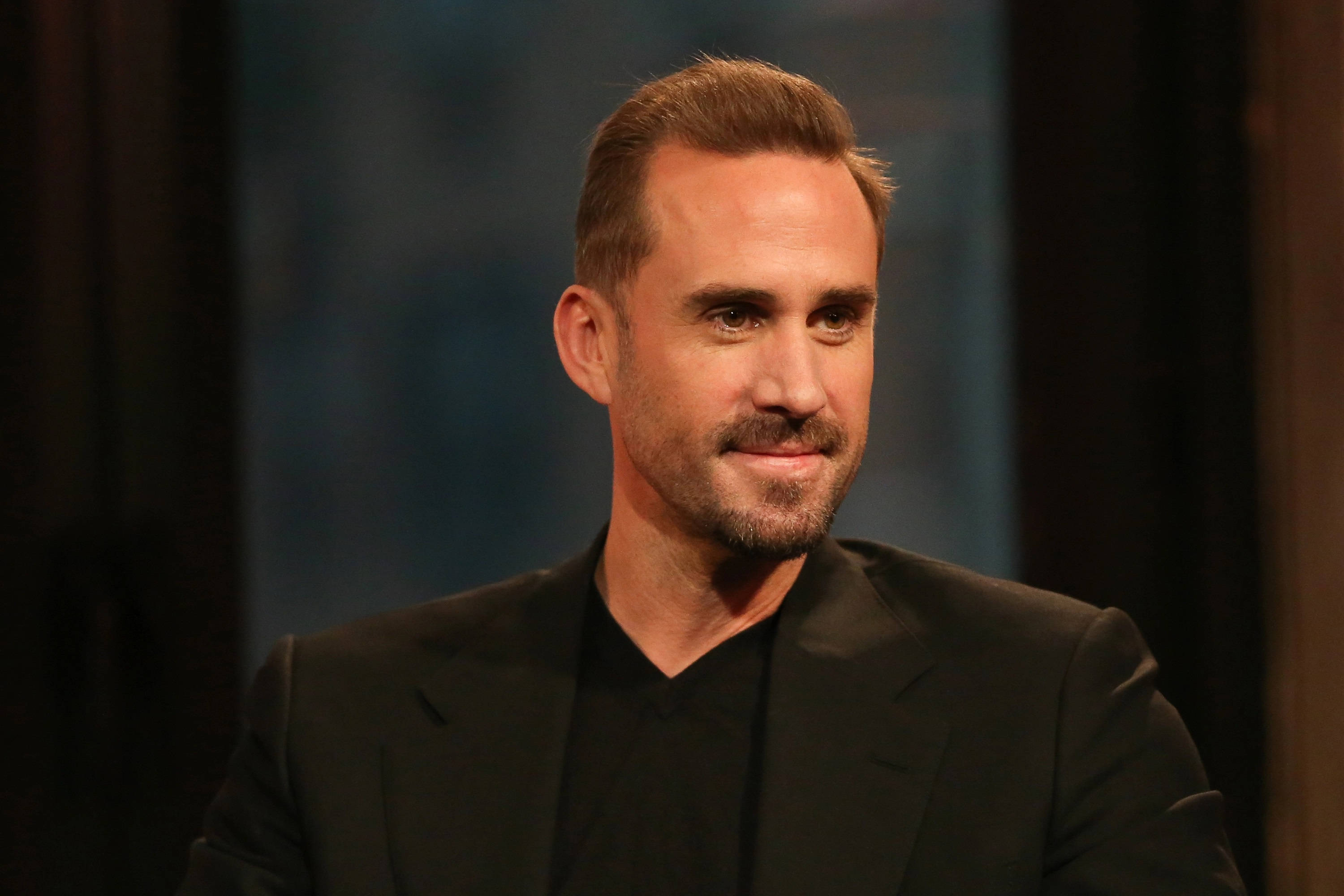 Joseph Fiennes, black suit, black shirt, 2K Desktop Wallpaper
