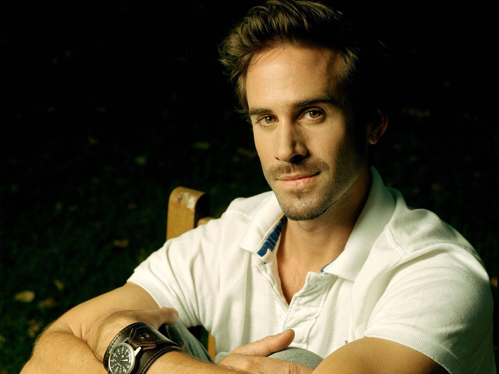 Joseph Fiennes, white polo shirt, wooden chair, HD Desktop Wallpaper