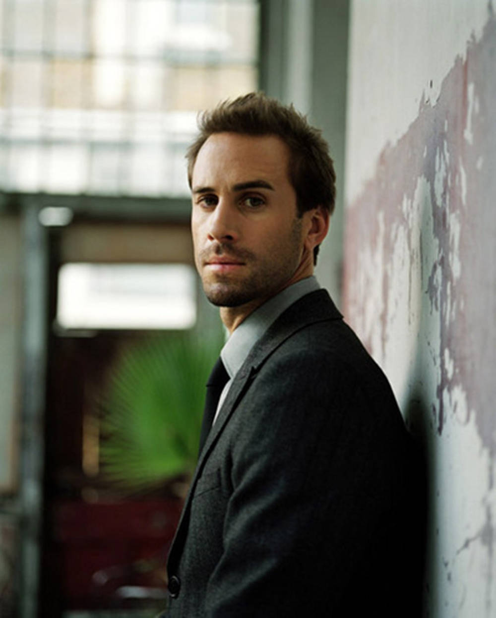 Joseph Fiennes, Killing Me Softly, dark suit, SD Phone Wallpaper