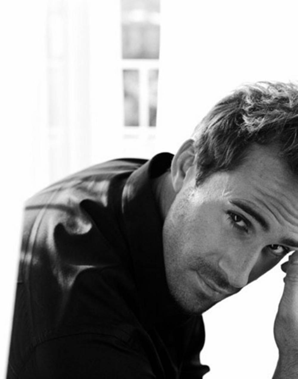 Joseph Fiennes, intense eyes, gazing directly at the camera, SD Phone Wallpaper