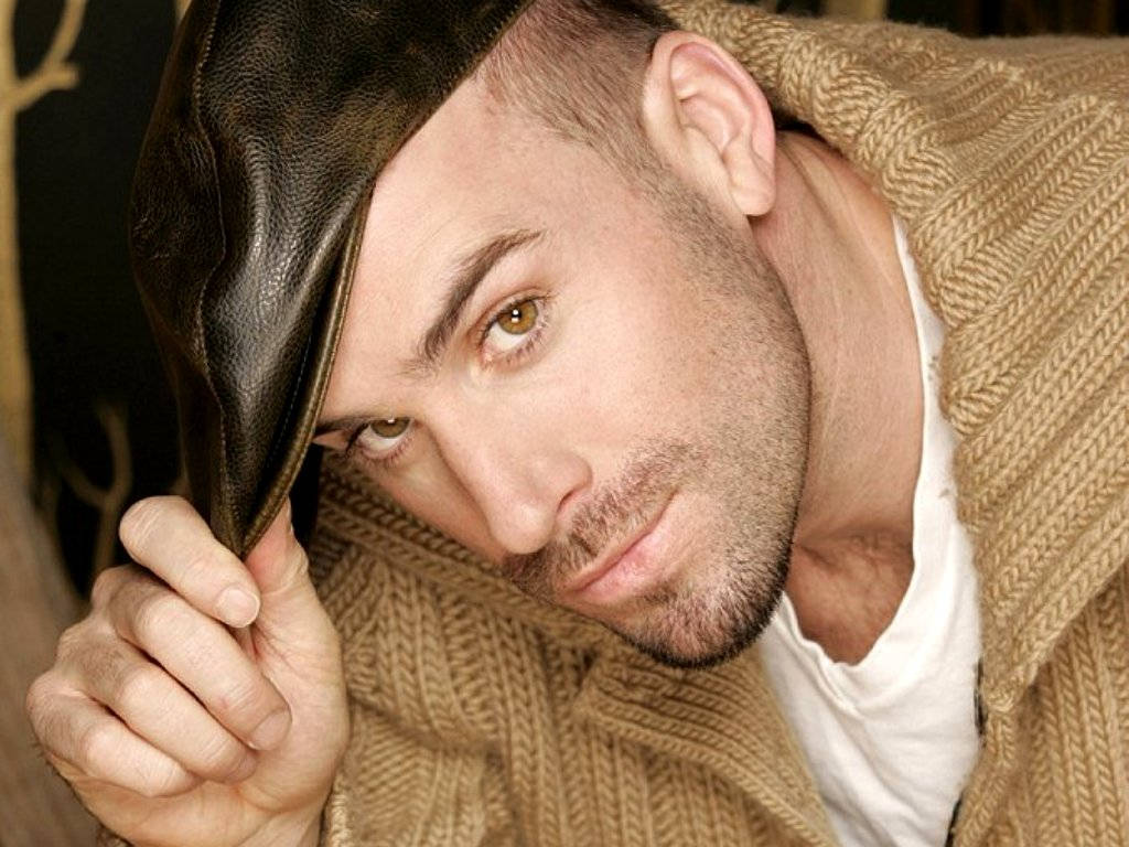 Joseph Fiennes, leather flat cap, textured beige sweater, SD Desktop Wallpaper