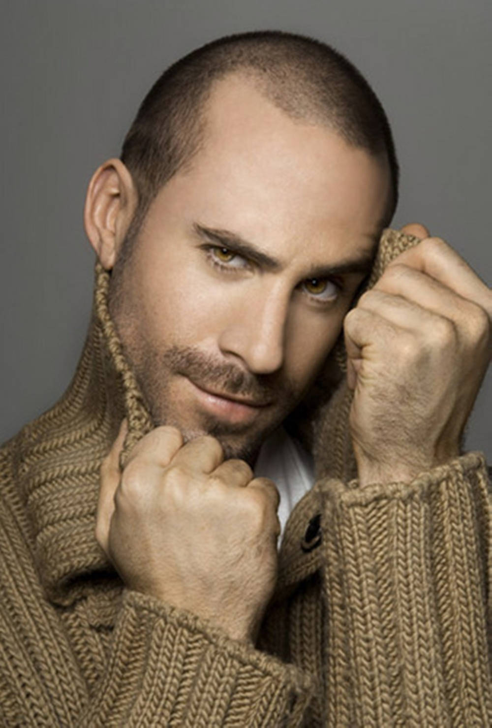 Joseph Fiennes, knitted cardigan, shaved head, HD Phone Wallpaper
