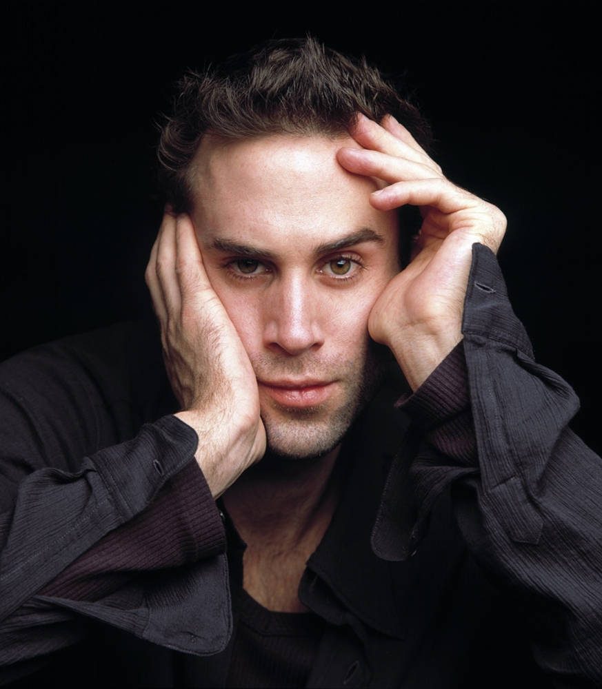 Joseph Fiennes, intense eyes, stark black background, SD Phone Wallpaper