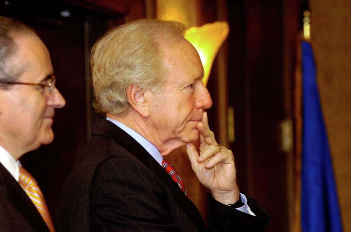 Joseph Lieberman, suit, formal indoor setting, SD Desktop Wallpaper