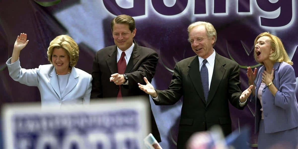 Joseph Lieberman, campaign stage, purple banners, SD Desktop Wallpaper