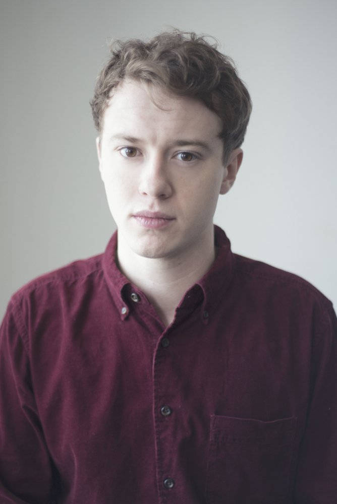 Joseph Quinn, curly brown hair, maroon button-up shirt, SD Phone Wallpaper