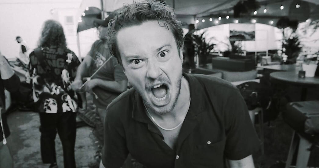 Joseph Quinn, wild hair, screams intensely, SD Desktop Wallpaper