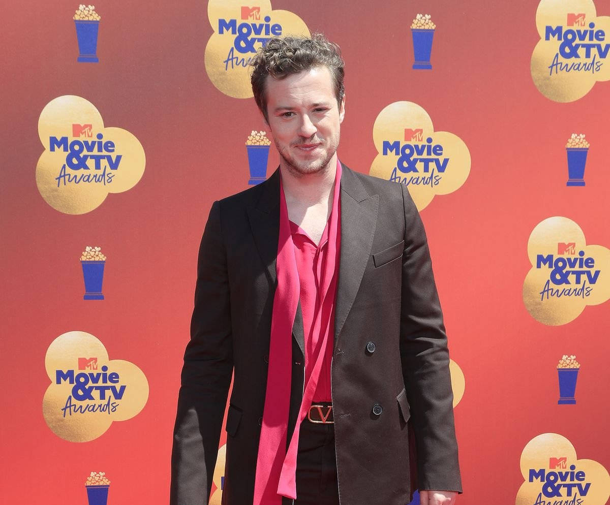 Joseph Quinn, red scarf, black blazer, SD Desktop Wallpaper